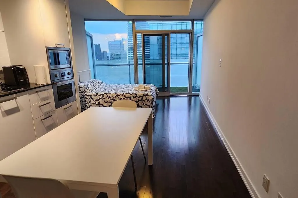 Modern Studio High Floor ,Cn Tower, Scotiaarena Toronto Apartment